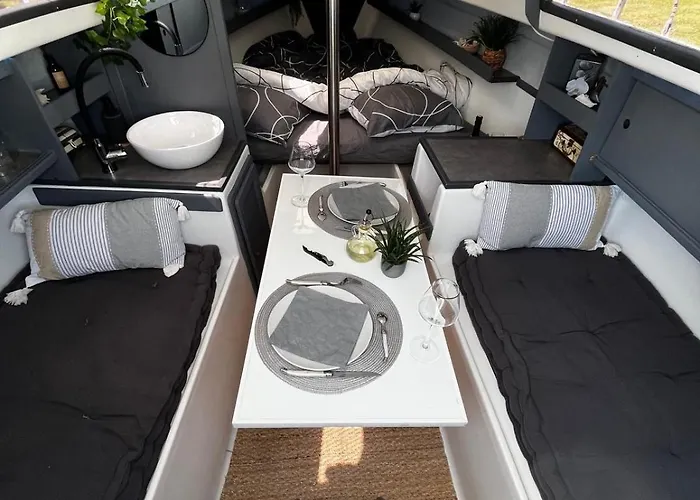 Botel Nuit Insolite Casteljaloux