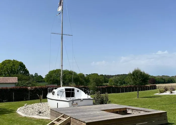Botel Nuit Insolite Casteljaloux